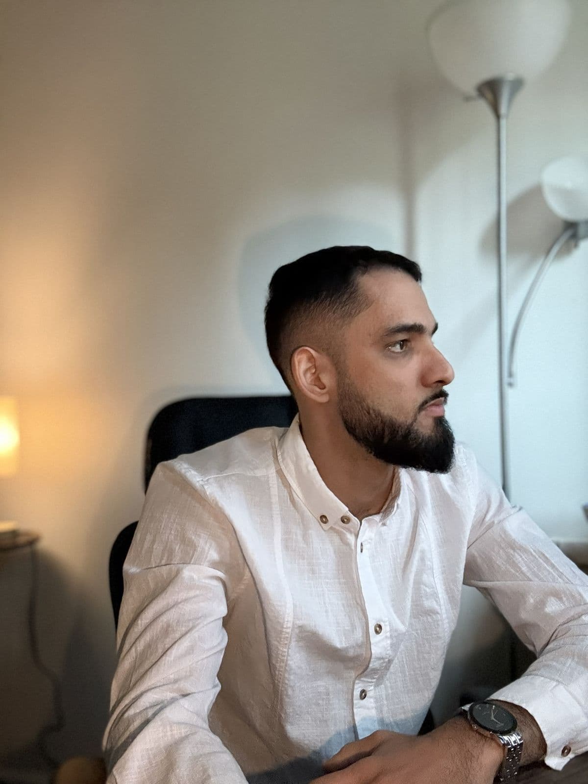 César sentado en su escritorio, pensativo